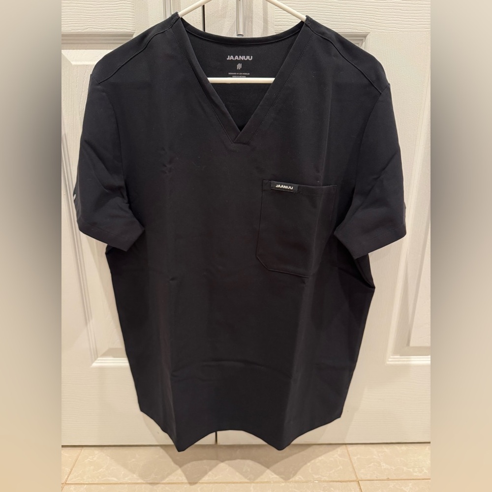 Jaanuu Men's Black Short Sleeve V-Neck Scrub Top